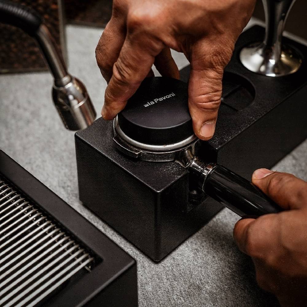 La Pavoni LIVELLATORE SEMIPRO NERO CON LOGO PER PORTAFILTRO MACCHINA SEMIPROFESSIONALE Promozione